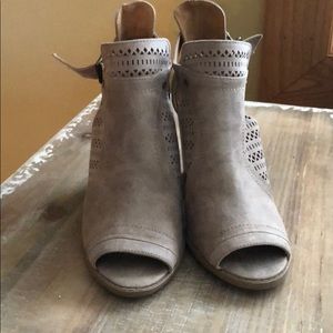 Maurice’s size 7 heels